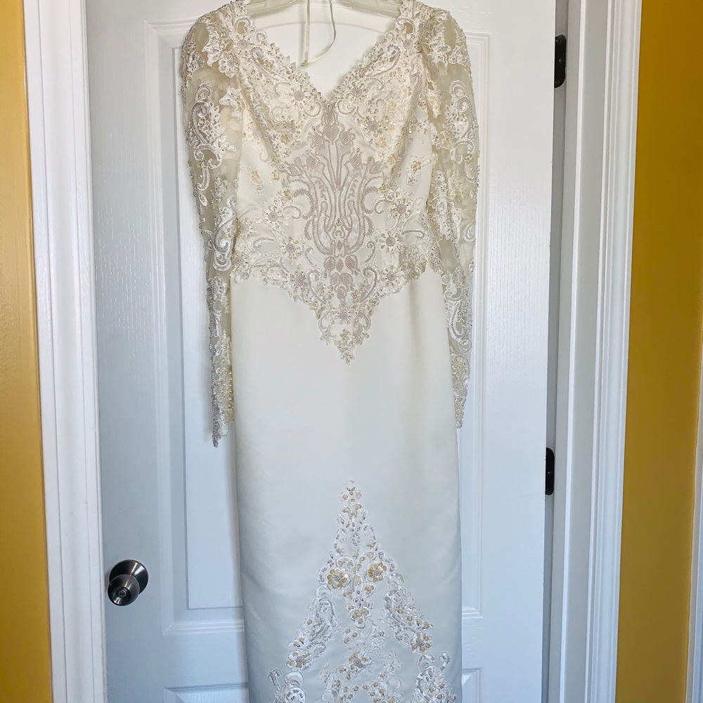 Oleg Cassini Ivory Size 6 wedding dress.